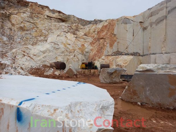 Gray and white crystaline marble Quarry